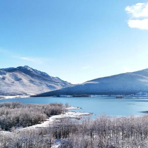 Lika Relax and Party House with sauna, jacuzzi and outdoor heated swimming pool, ξενοδοχείο σε Lovinac