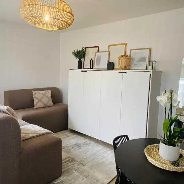 Stylish one bedroom apartment close to the beach, hotel v destinaci Langstrand