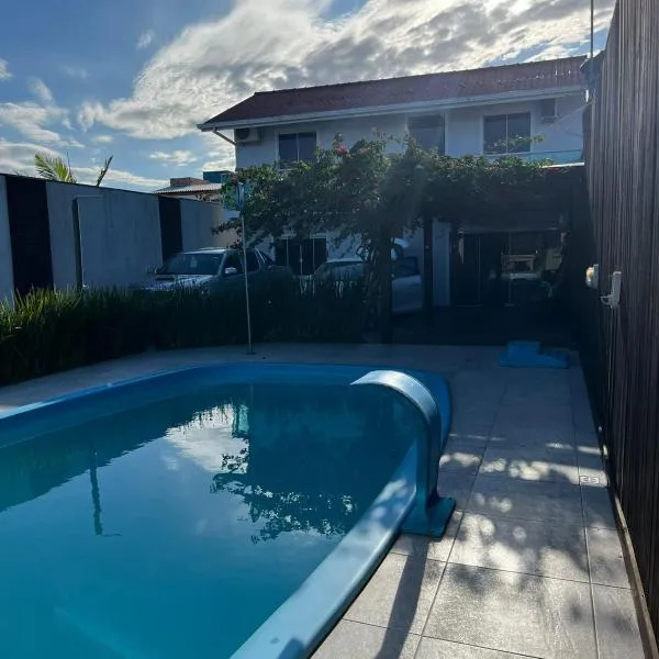 Casa ampla com piscina na Praia do Sonho, hotell i Palhoça