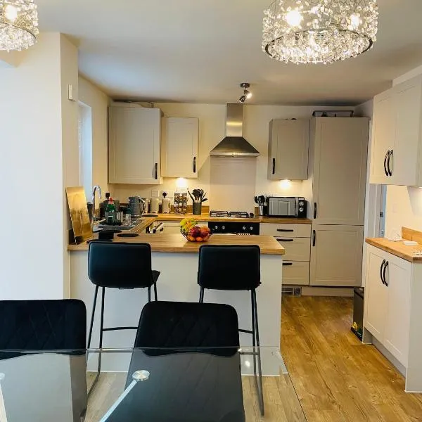 House-Sleeps 8-Parking-Garden, hotel v destinaci Weekley