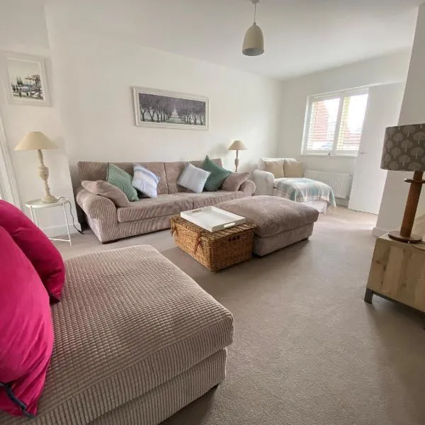 House in village location - close to Tythe Barn Wedding venue and Bicester Village Shopping Outlet, ξενοδοχείο σε Launton