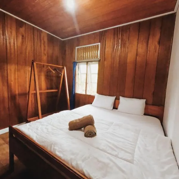 Likat Surf House, hotel v destinaci Tua Pejat