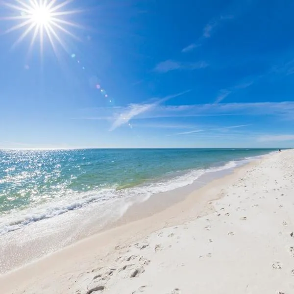 Charming Condo Steps from the Beach & Lagoon!, hotel en Gulf Shores
