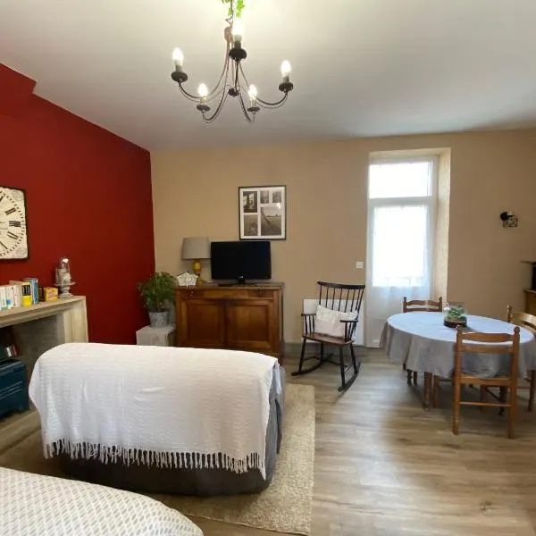 Studio Logis les Roses, hotel in Bourbon-lʼArchambault