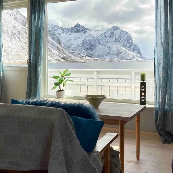 Charming house in fjord Lofoten, hotel di Slydalen