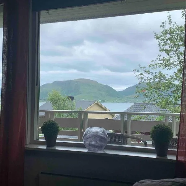 Leilighet med balkong og havutsikt på Napp., hotel in Napp