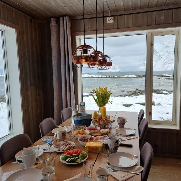 Magic views and walking distance to best beaches, hotel in Leknes