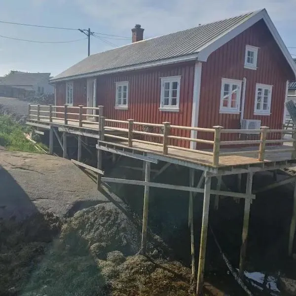 Authentic central located cabin close to Reinebringen Lofoten, отель в Рейне