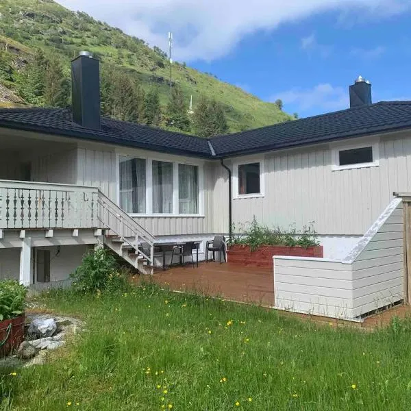 Big house in amazing Napp, Lofoten, hotel in Napp