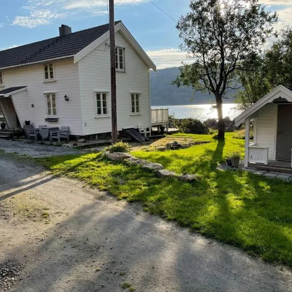 Vettingstua, beautiful house down by the sea., hotel v destinaci Gravdal