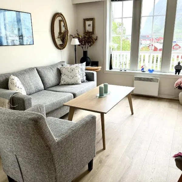 Koselig nyrestaurert hus med flott utsikt!, hotel in Reine