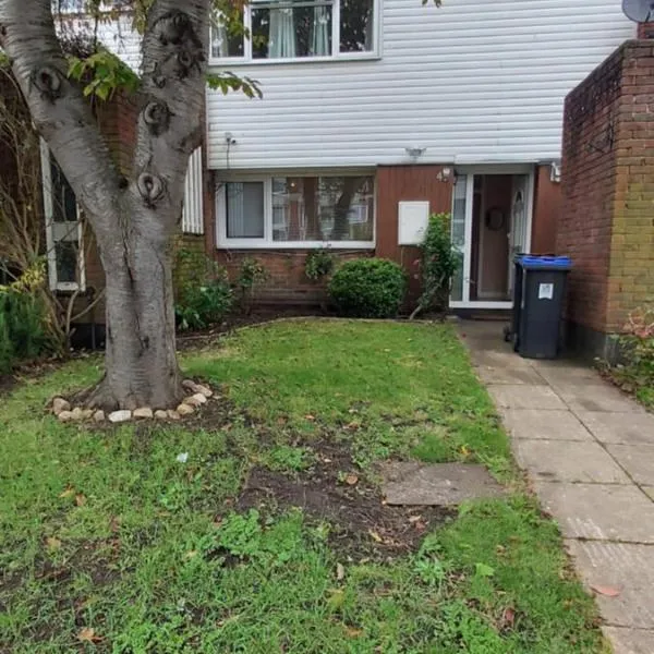 Cozy 4-Bedroom Family Getaway, hotel in West Byfleet