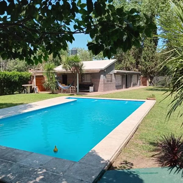 La Casa de Los Dos Pinos, hotel in Funes