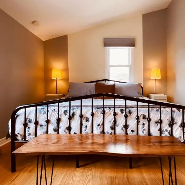 KingstonStays The Neighbourhood, Expansive loft, free parking, hotel em Kingston