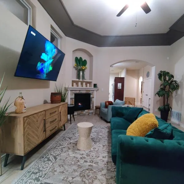 Wonderful, plush & luxurious 3 Bed Room Home, Hotel in El Paso