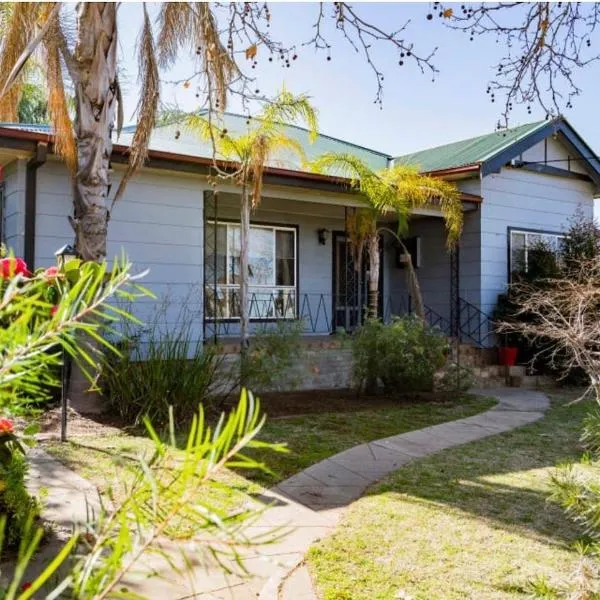 Red Steps - 4 bedroom home, hotell sihtkohas Narrandera
