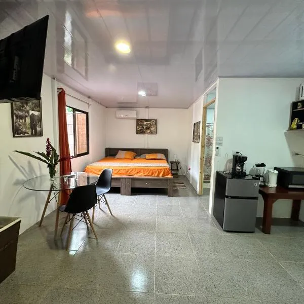 ApartCasa Full Budget Apart House near beach and rain forest, khách sạn ở Uvita
