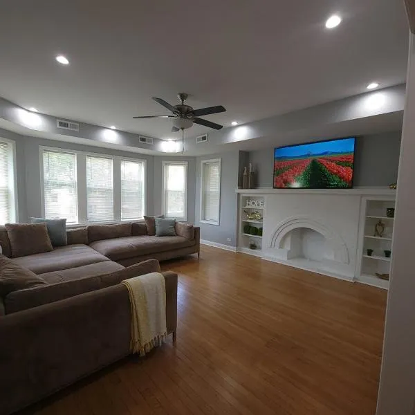 Beautiful Big 3 bedroom Quiet Apt near downtown, hotel v destinaci Chicago