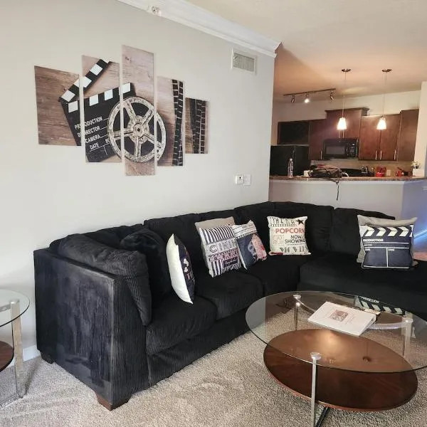 Movie Themed Family Get-a-way! Sleeps 7 Popcorn, Snacks, and Drinks, Included - Pools are still OPEN!，位于夏洛特的酒店