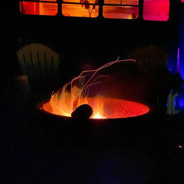 Fiery Peak Glampsite with Stargazing & Hot Tub, hotel in Geraldine