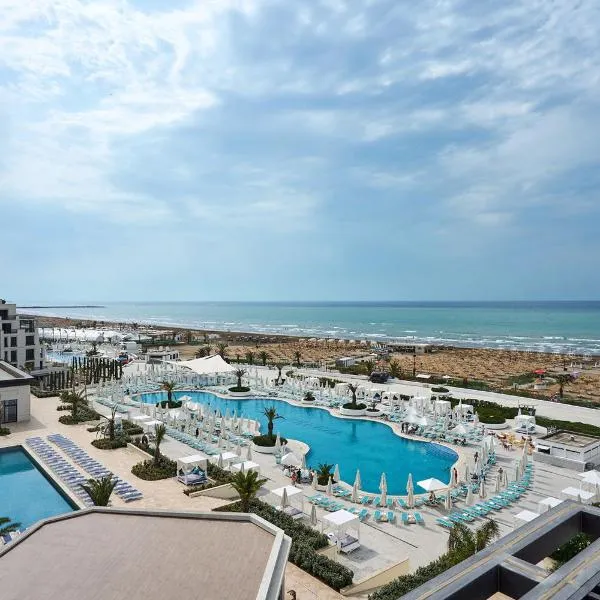 Sea Breeze Resort, Beachfront apartment with a balcony and sea view, hotel v destinaci Nardaran