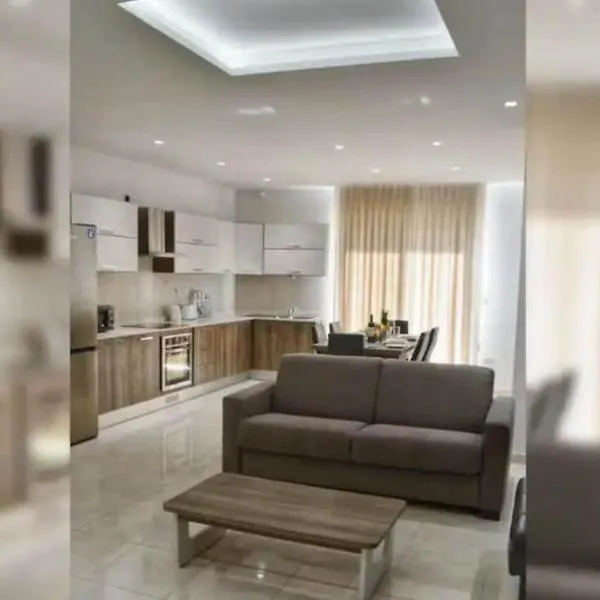 Spacious 3 bedroom Apartment, close to Sliema, Valletta & Sea, Sleeps 12!, hotell i Msida