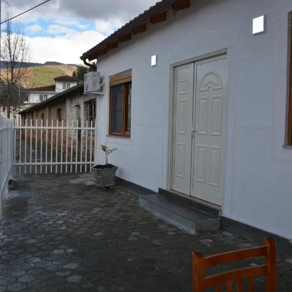 Guest House Cela, hotel in Çorovodë