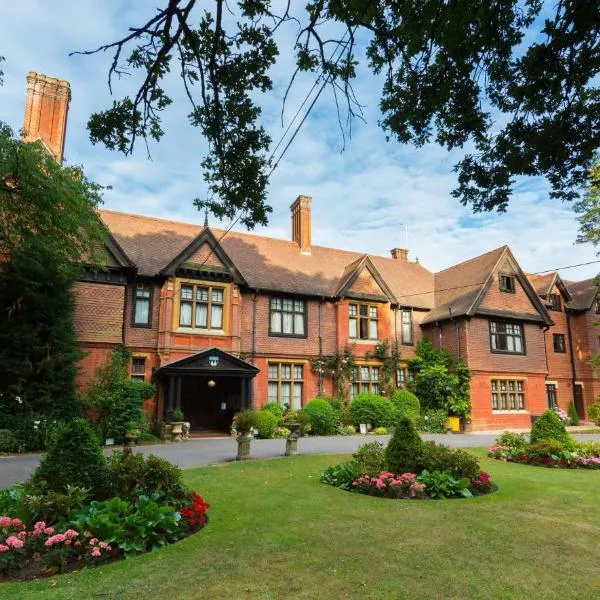 Stanhill Court Hotel, a member of Radisson Individuals、チャールウッドのホテル