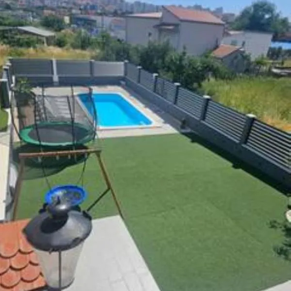 Villa AS MOON with pool, hotel v Splite
