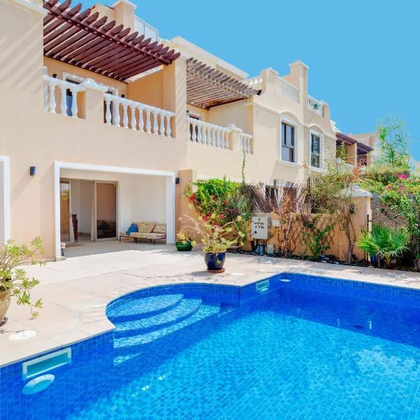 Luxurious Vacation Villa with Private Pool、ラス・アル・ハイマのホテル