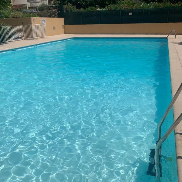 T3 avec piscine et proche de la mer 5mns à pied, hotel in Saint-Raphaël
