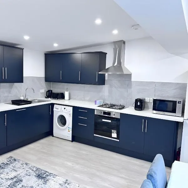 Modern Garden Retreat - Near WFJ, 3BR EnSuite & Parking – hotel w mieście Watford