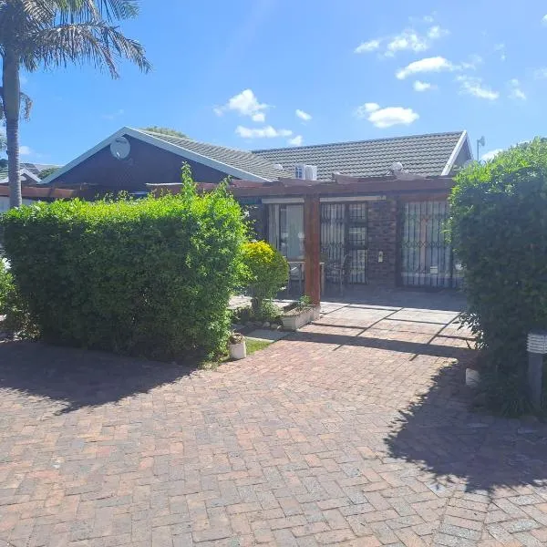 River Apartment in Gated Complex, hotel in Keurboomstrand