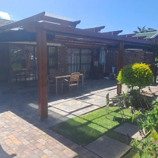 River Apartment in Gated Complex, hotel in Keurboomstrand