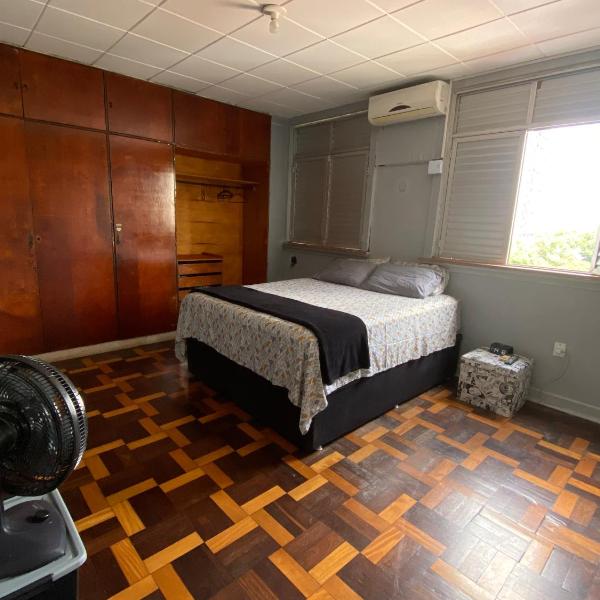 Quartos confortáveis em apartamento prox pç da República