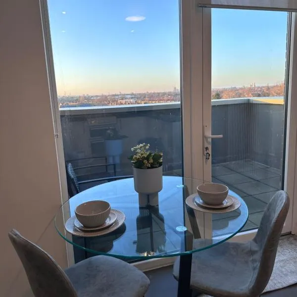 Beautiful 1 Bd Top floor Terraced Apartment, hotel in Barking