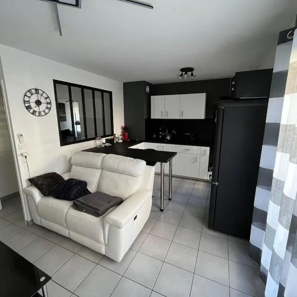 Since 1996 - Groupama Stadium, LDLC Arena, Eurexpo, Lyon, Appartement Calme – hotel w mieście Décines-Charpieu