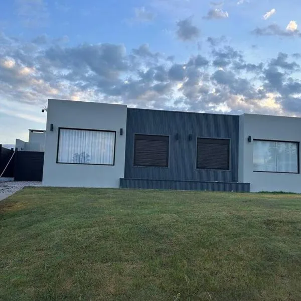 Casa en Pirapolis Brisas del Mar dos dormitorios con vista al Cerro Pan de Azúcar, hotel in Piriápolis