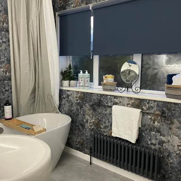 Number 78 Guest house M56 junction 12 located 5 minutes drive from Frodsham Continental breakfast Included, hotel in Frodsham