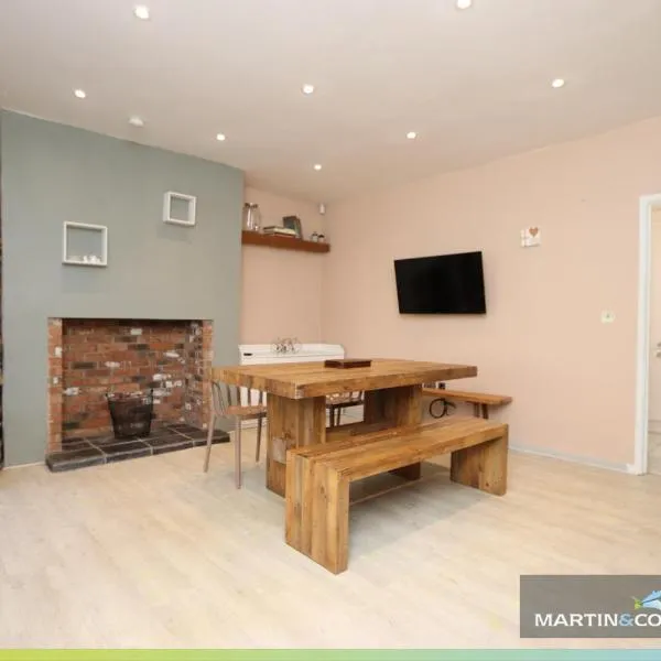 The PINK House , FREE Parking , 3 Bedrooms , Garden , close to M4 and countryside!, hotel v destinaci Rogerstone