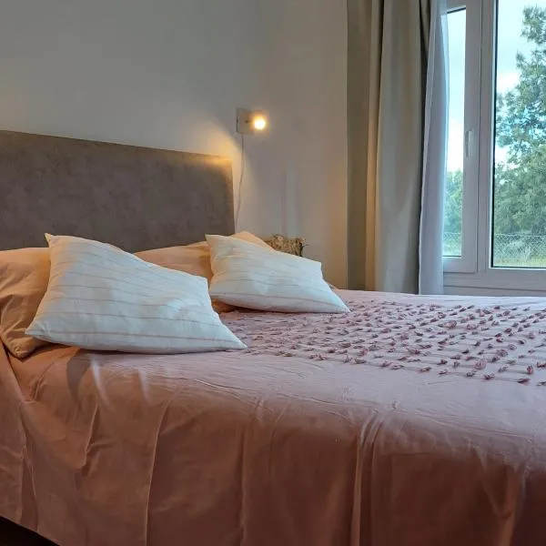 Apartamento con estacionamiento gratuito a minutos del centro de la ciudad y del centro de esquí mas importante Cerro Catedral, hotel u gradu 'San Carlos de Bariloche'