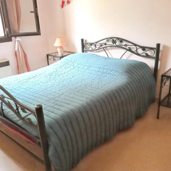 Appartement charmant avec vue sur lac et montagne – 75 m², hotel in Fontrabiouse