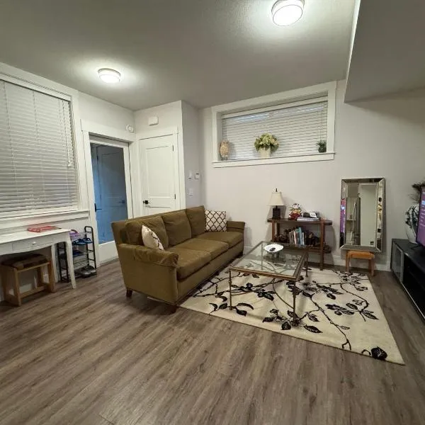 Modern 2BR Suite Near Morgan Creek & White Rock, hotel a Surrey