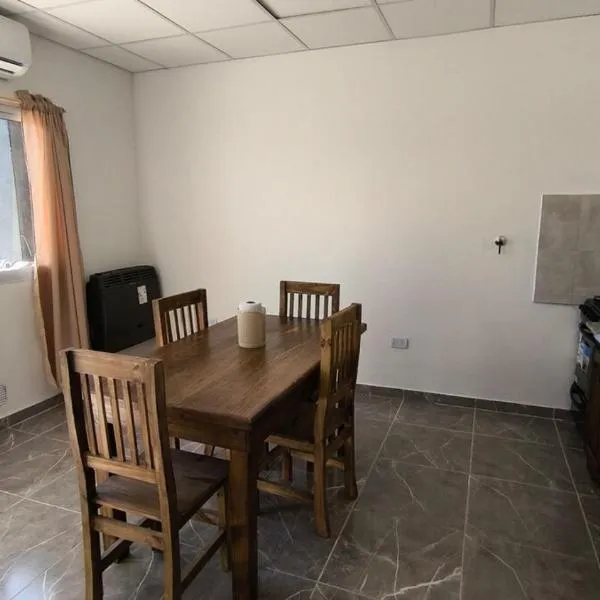 Depto en planta baja muy comodo hasta 4 personas con Aire acondicionado, hotel in Choele Choel