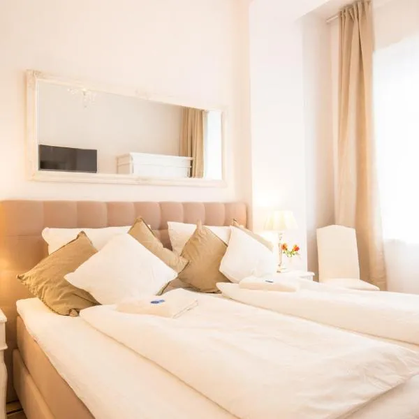 FRITZ by ROCKCHAIR Apartments l SUPERHOST Status l 3 Bedrooms Boxspringbeds 2 Bathrooms 2 Kitchen - Cozy Family & Business Flair welcomes you!, hotel em Berlim