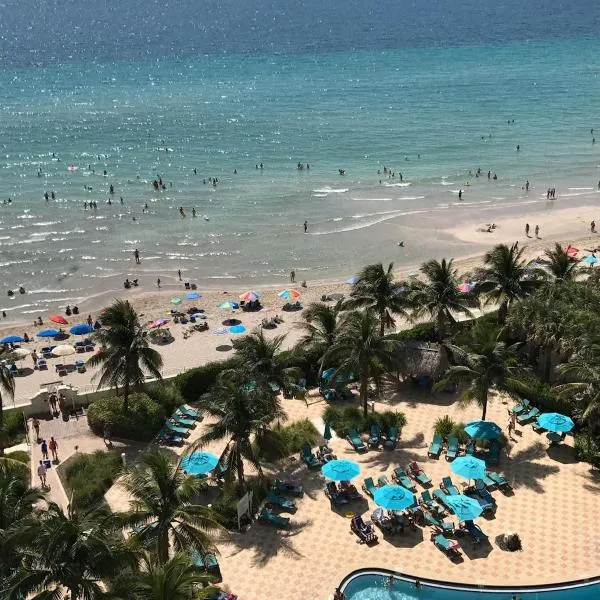 Ocean front 1 bedroom in Tropical Paradise, отель в Голливуде