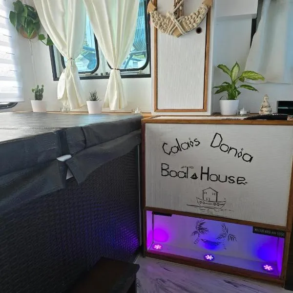 Calaidonia boat house, hotel in Calais