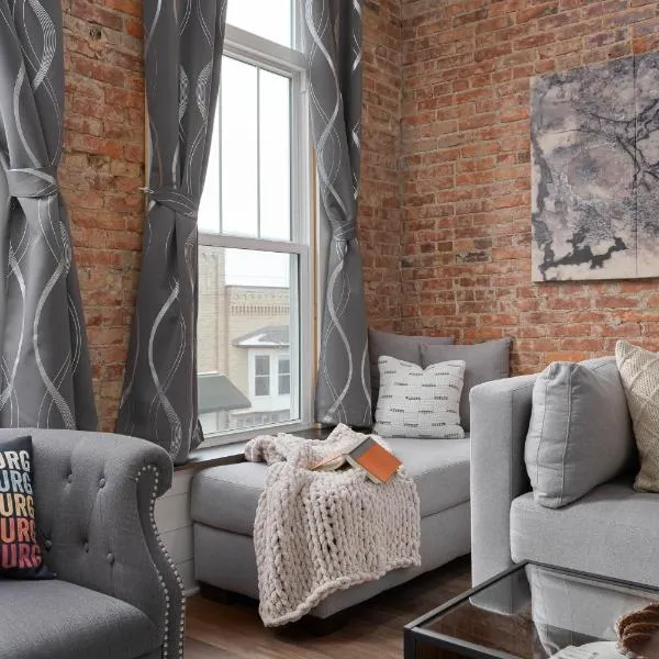 Chic Downtown Getaway - Fireplace & Soaking Tub - by Cross-Key Vacation Rentals, Hotel in Millersburg