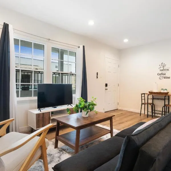 Updated 2nd-Floor Studio Near Beverly Hills & Pico Blvd Dining