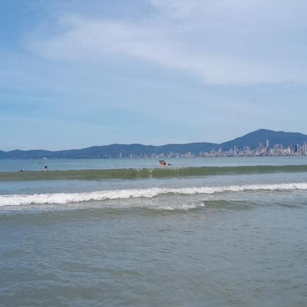 Amplo apartamento para aluguel diário numa das melhores praias de SC.